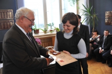 Ю.В. Гуляев вручает награду лауреату